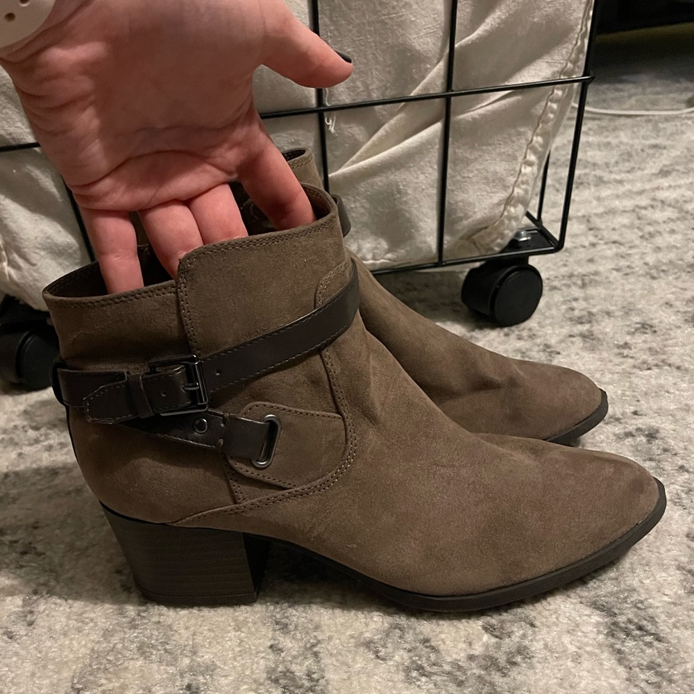 Perfect fall low heel bootie. Only worn once. I’m good shape